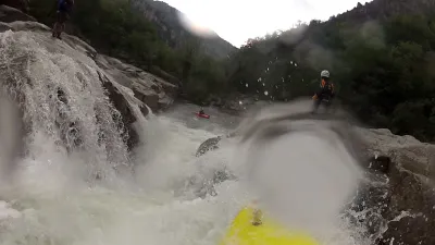 La chute délicate, bien serrer à droite tout le long, attention à la falaise en reception